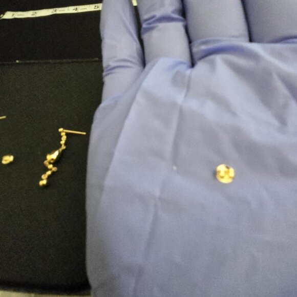 Gold dangling earring - Picture 8 of 17